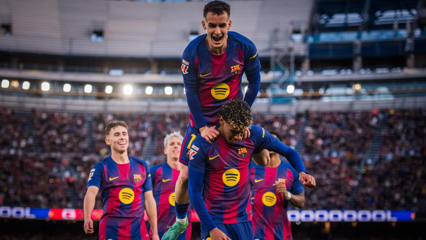 Marc Casadó celebra el gol de Lamine Yamal ante el Mallorca