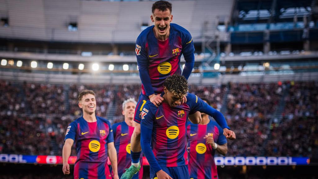 Marc Casadó celebra el gol de Lamine Yamal ante el Mallorca