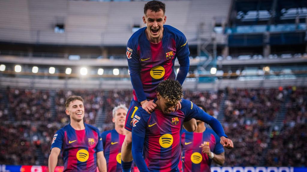 Marc Casadó celebra el gol de Lamine Yamal ante el Mallorca