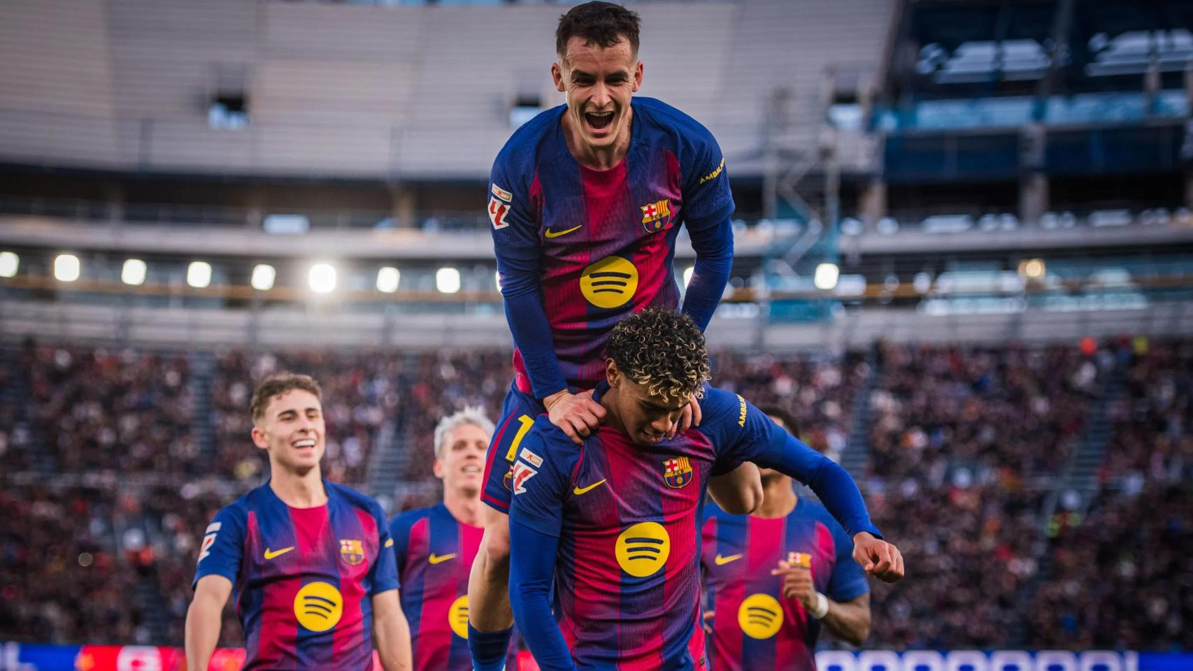 Marc Casadó celebra el gol de Lamine Yamal ante el Mallorca