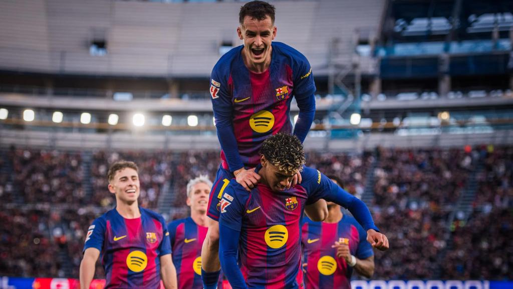 Marc Casadó celebra el gol de Lamine Yamal ante el Mallorca