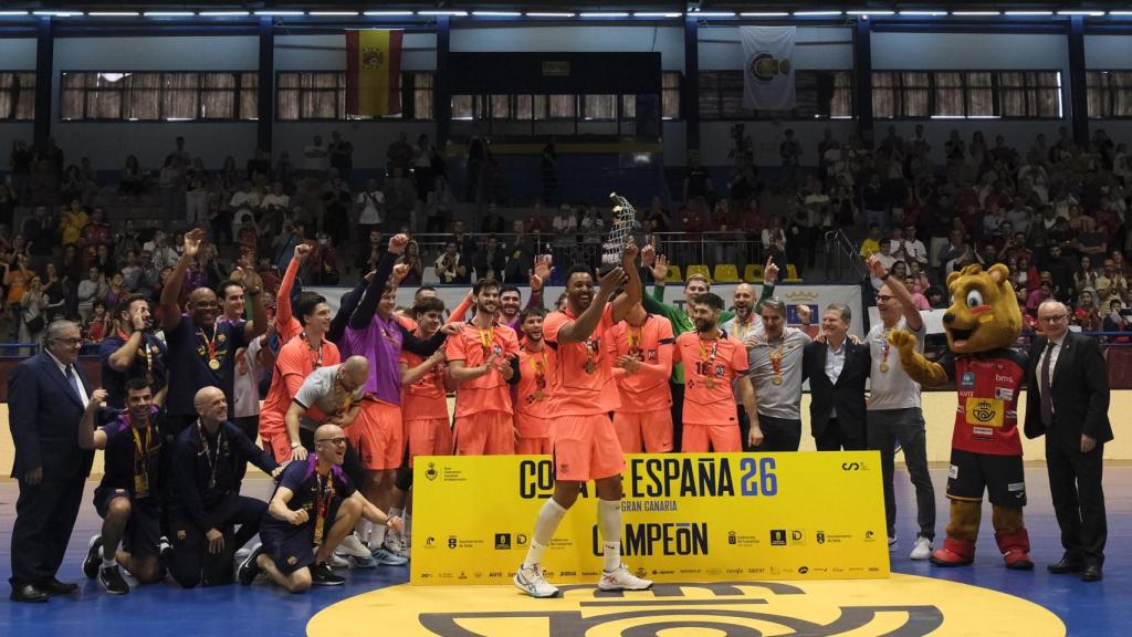 Los jugadores del Barça de balonmano levantan el título de la Copa de España