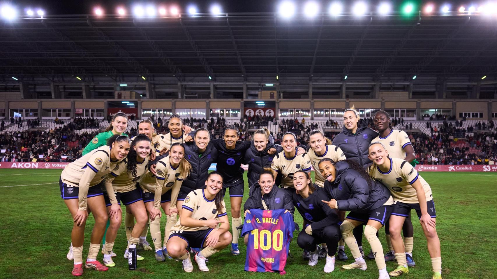 Las jugadoras del Barça Femenino celebran con Ona Batlle sus 100 partidos con la camiseta azulgrana