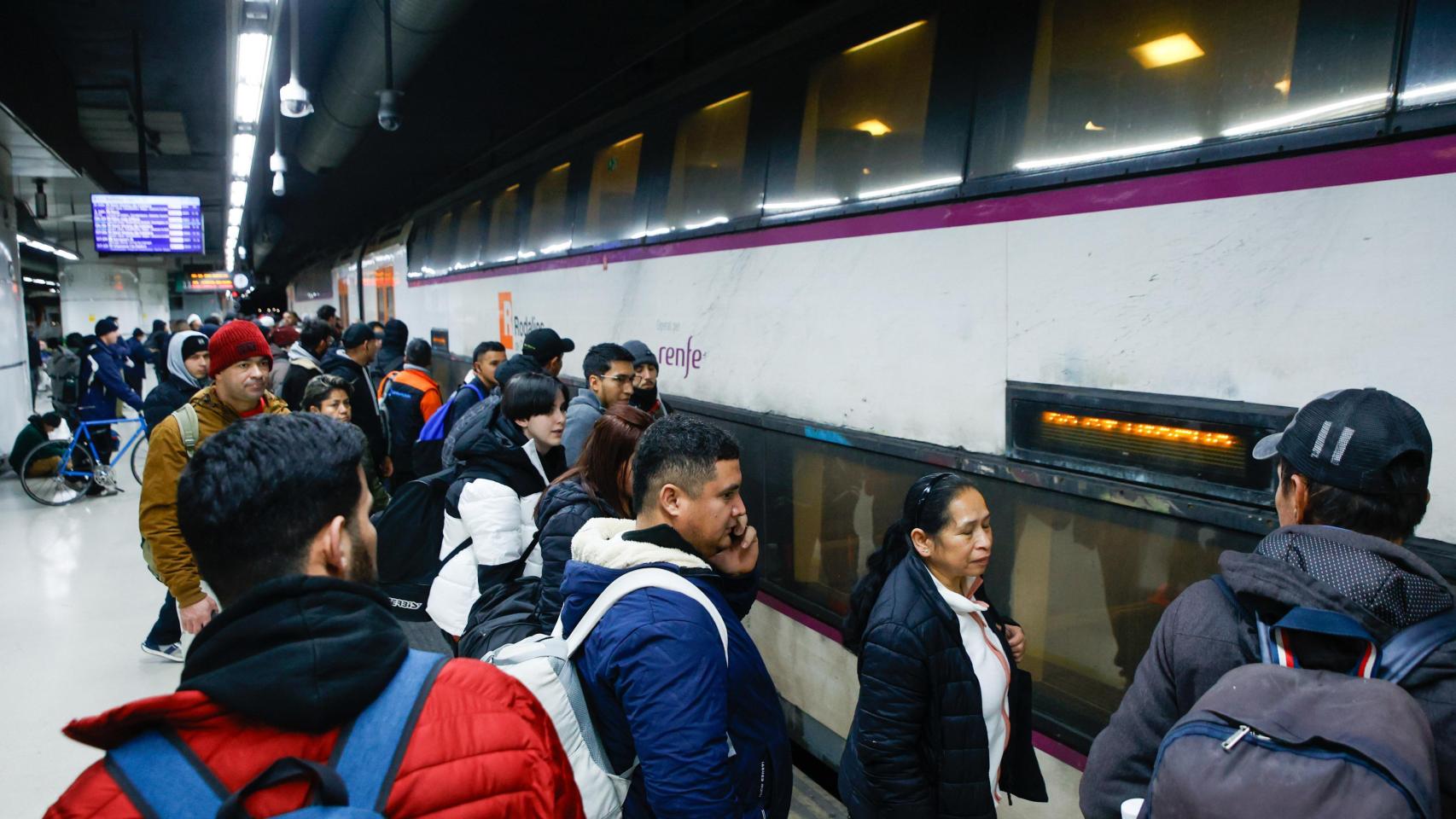 Decenas de personas esperan para subirse a un tren de Rodalies en la estación de Sants