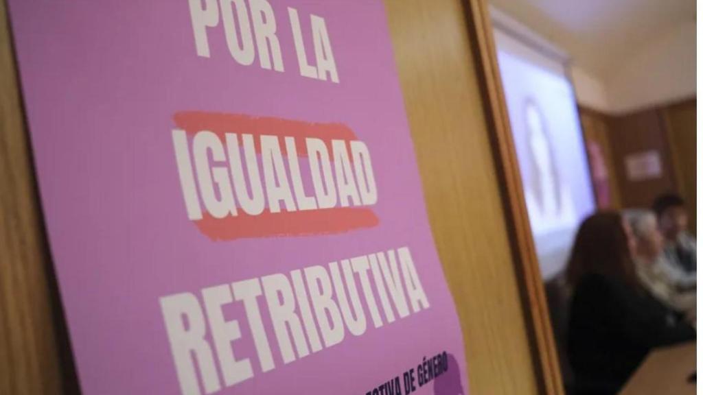 Un cartel sobre brecha salarial