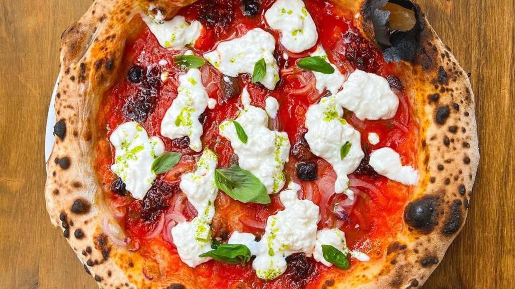 Base de salsa de tomate, burrata, ’nduja –la prima italiana de la sobrasada–, aceitunas, cebolla roja y albahaca