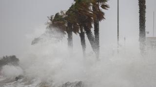 La playa de Barcelona durante el temporal / EFE