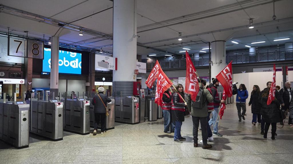 Piquet informatiu de CCOO durant la primera jornada de la vaga ferroviària, a l'estació de tren de Madrid-Puerta de Atocha