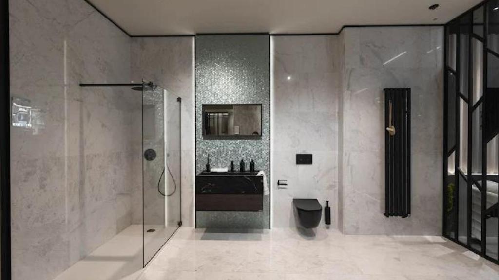 Un baño de Porcelanosa en la 'flagship' de Barcelona en una imagen de archivo