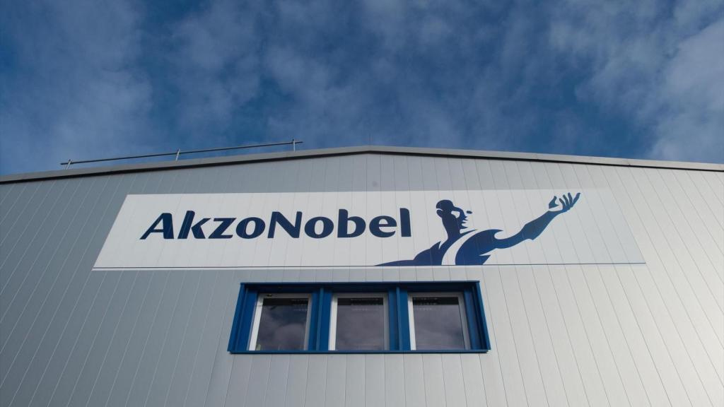Logo de Akzo Nobel en la fachada de una de las fábricas de la compañía / EP