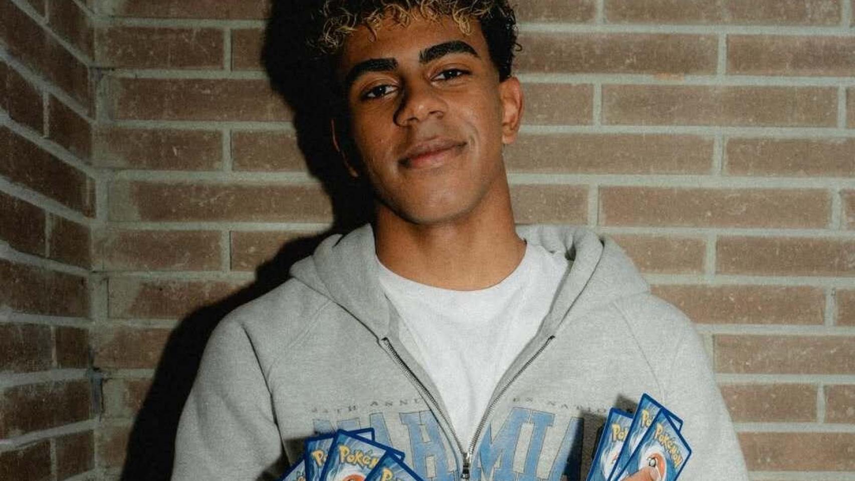 Lamine Yamal posa con cartas de Pokémon