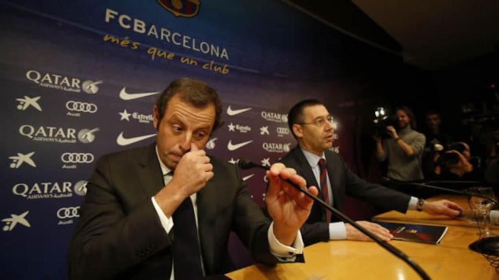Sandro Rosell, a la roda de premsa que va anunciar la seva dimissió del Barça, al costat de Josep Maria Bartomeu