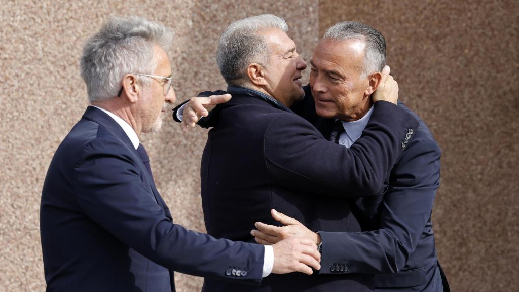 Joan Laporta, junto a Rafa Yuste y Xavier Puig, después de formalizar su dimisión del Barça