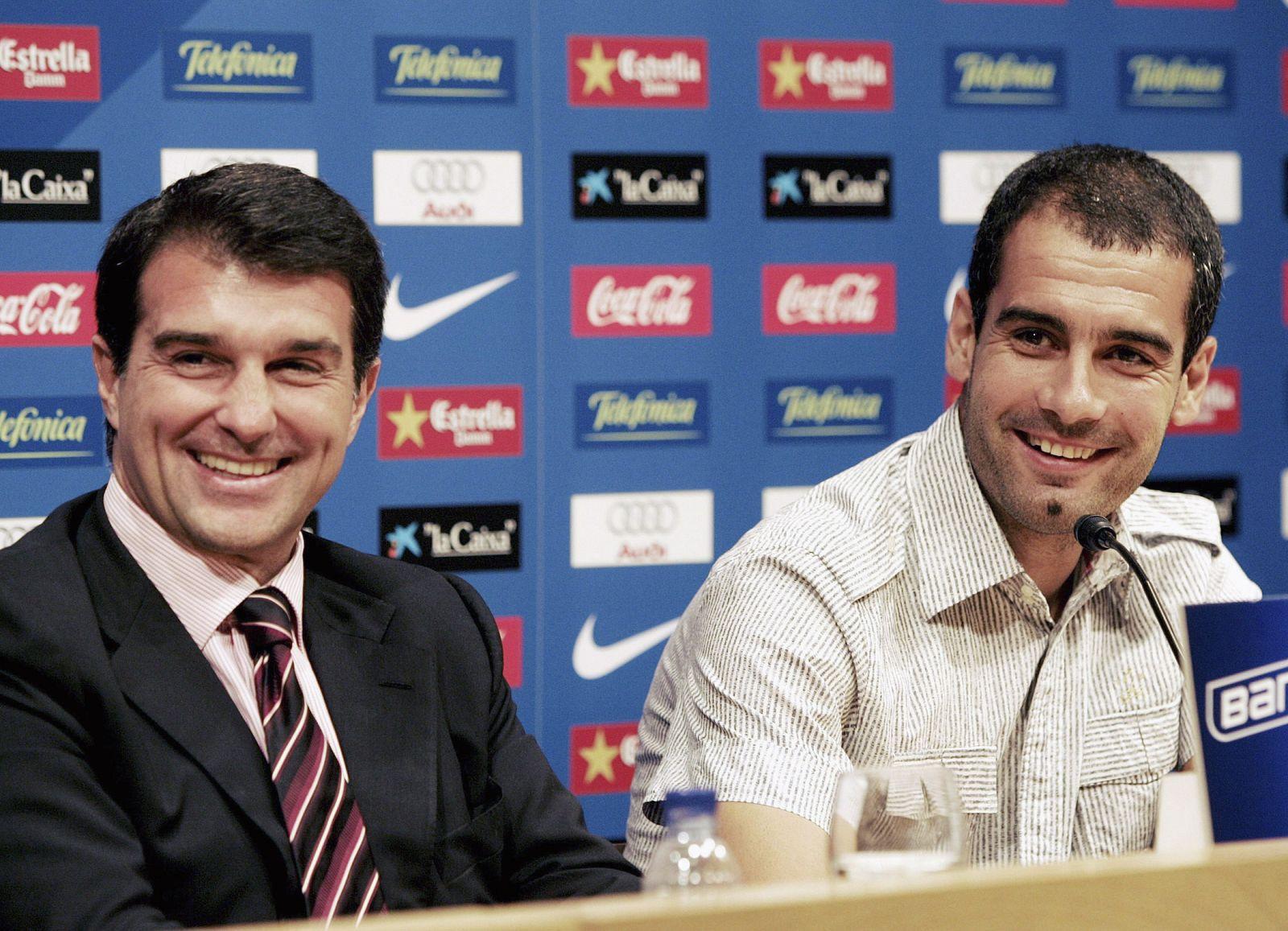 Joan Laporta, junto a Pep Guardiola, en una rueda de prensa en 2008