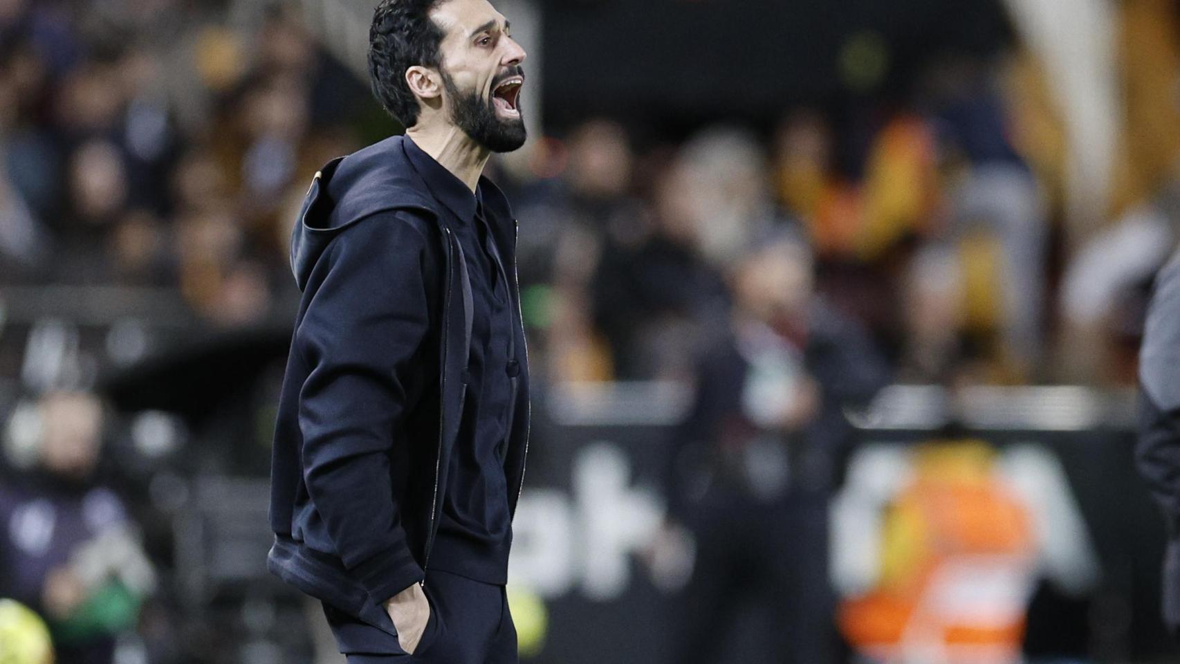 Álvaro Arbeloa da indicaciones durante el Valencia-Real Madrid