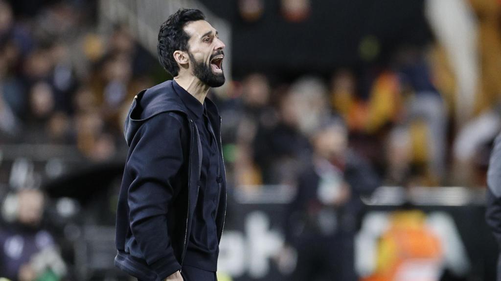 Álvaro Arbeloa da indicaciones durante el Valencia-Real Madrid