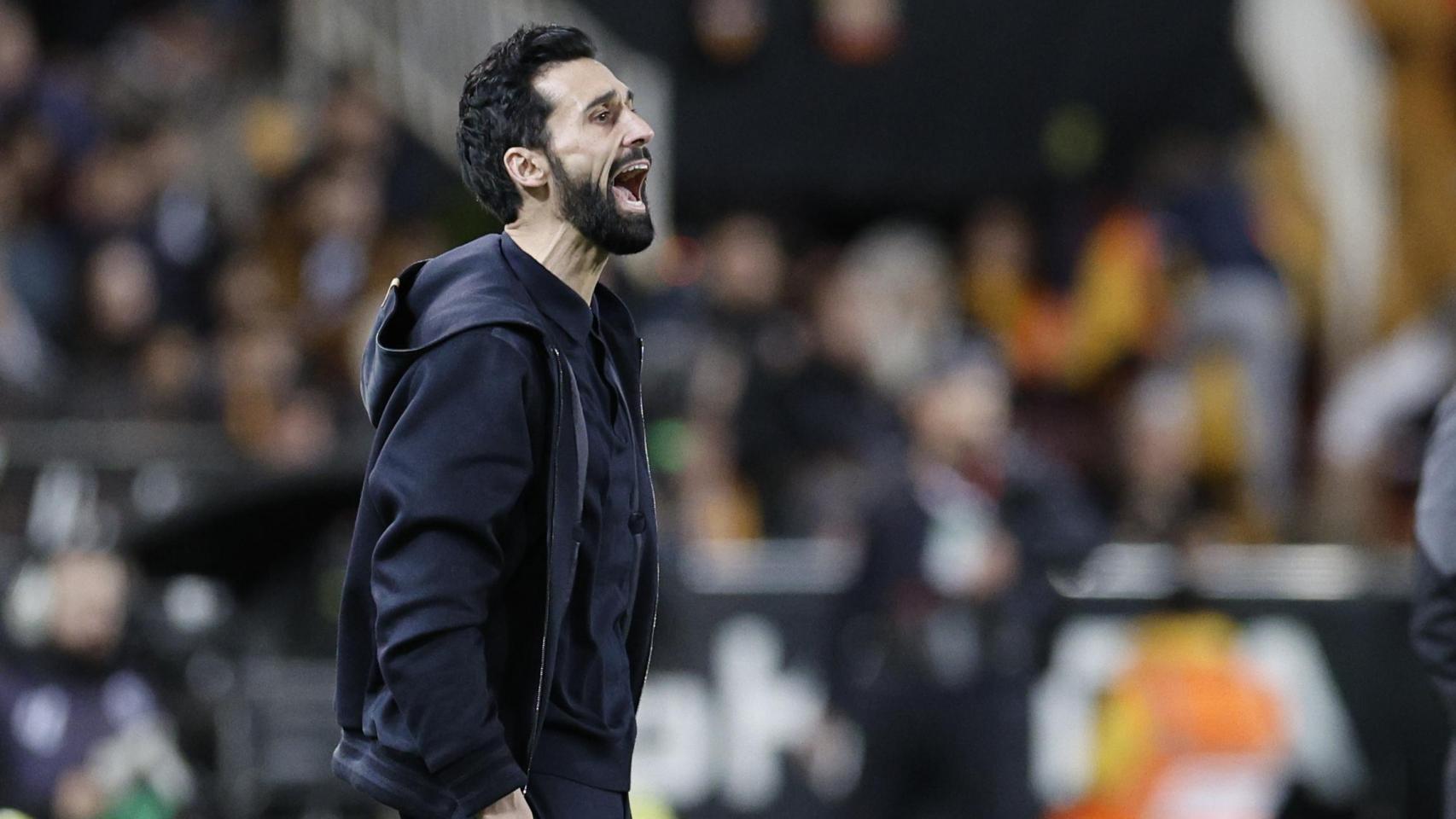 Álvaro Arbeloa da indicaciones durante el Valencia-Real Madrid