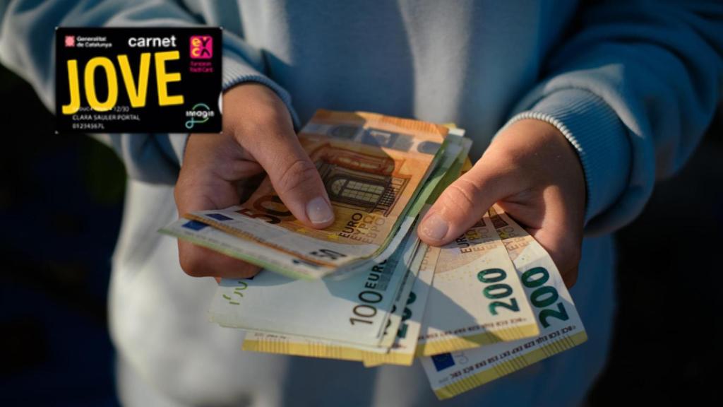 Un joven cuenta su dinero y al lado está el Carnet Jove