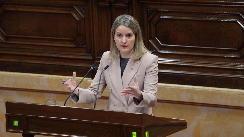 La consellera de Derechos Sociales, Mónica Martínez Bravo, durante un pleno en el Parlament de Cataluña, a 10 de febrero de 2026, en Barcelona