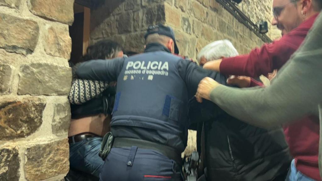 Momento de la detención de un exconcejal de la CUP en el Ayuntamiento de Santpedor