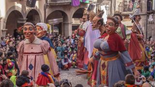 Gigantes con porras y un burro volador: así es el carnaval más gamberro y satírico de la Cataluña interior