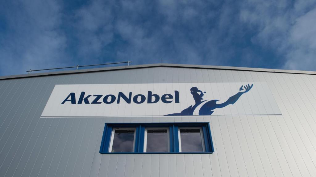 Fachada de una planta de Akzo Nobel