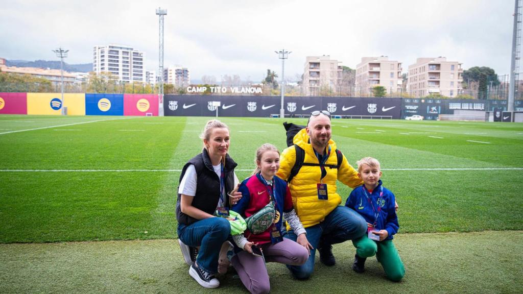Una família visita la Ciutat Esportiva Joan Gamper del Barça