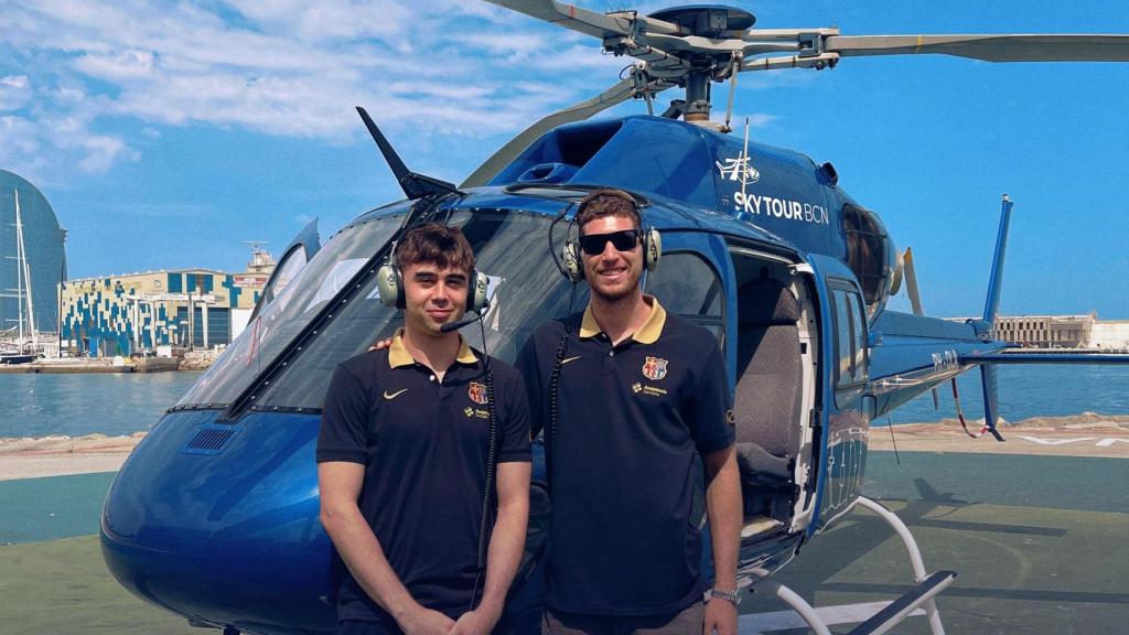 Juan Núñez i Joel Parra realitzen el passeig en helicòpter 'Barça Sky Tour'