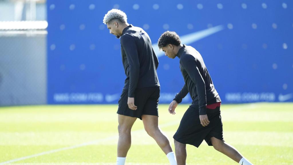 Ronald Araujo salta a entrenar-se al costat de Lamine Yamal