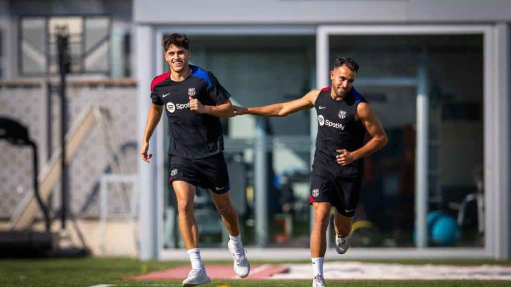 Pau Cubarsí y Éric García, en un entrenamiento con el Barça