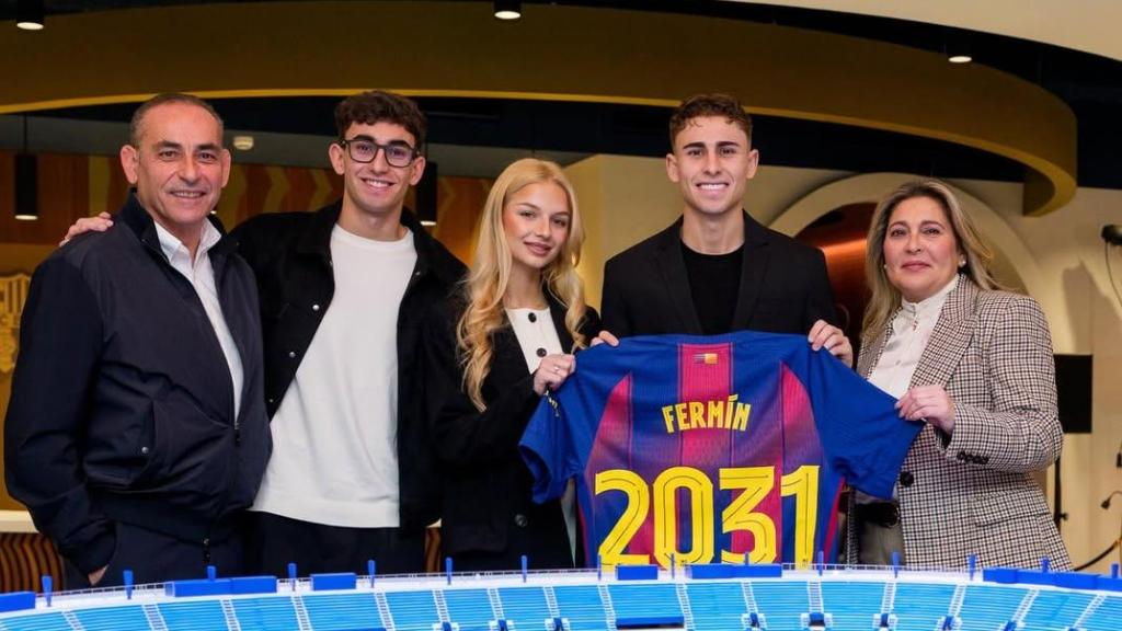 Fermín López celebra la renovación con su familia