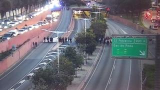 Varios profesores cortan la Ronda Litoral de Barcelona