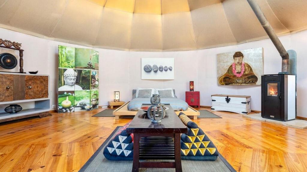 Interior de la Yurta Mongola Delta del Ebro