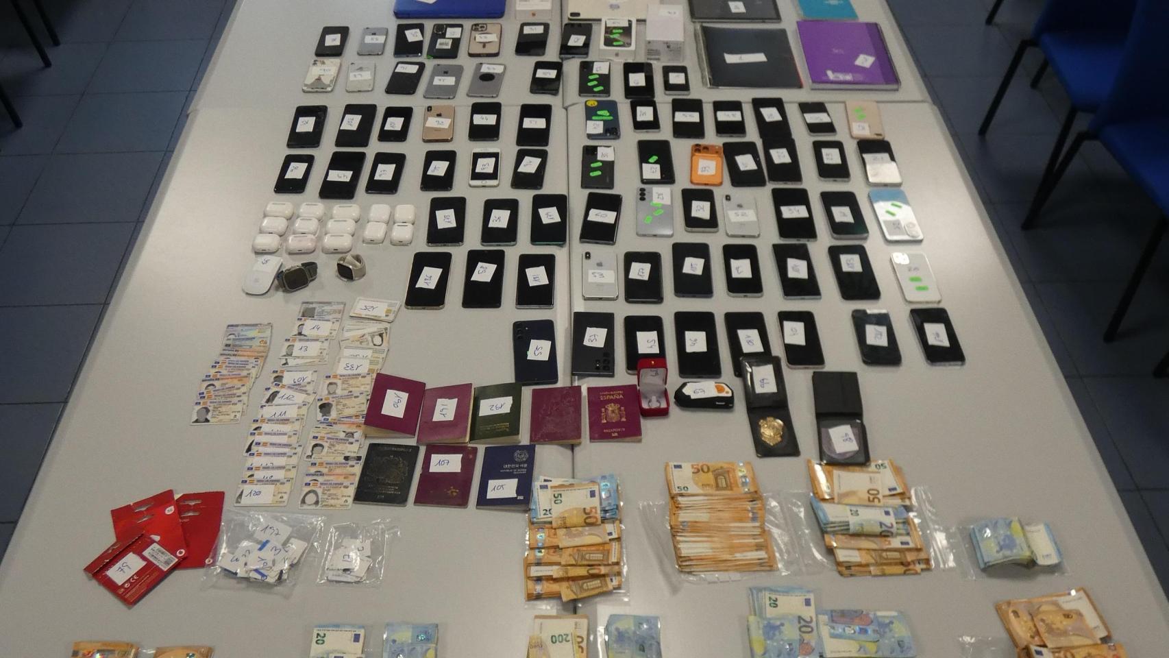 Algunos de los móviles y DNIs robados