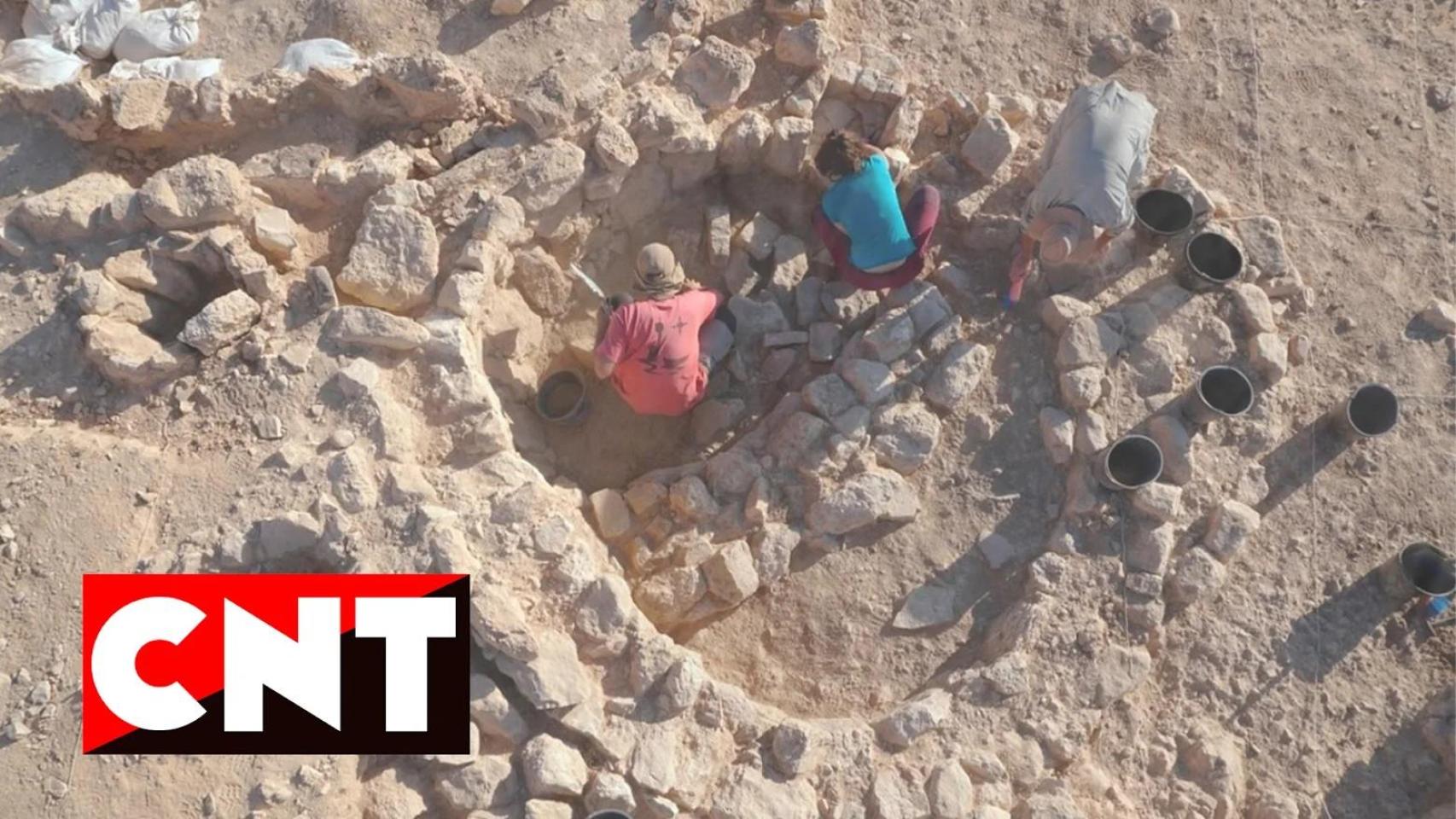 Fotomontaje con una fotografía de una excavación arqueológica y el loco del sindicato CNT