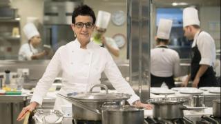 Carme Ruscalleda, en las cocinas de su restaurante tres estrellas Michelin, Sant Pau, de Sant Pol de Mar (Barcelona), que cerró sus puertas el 26 de noviembre de 2019. Marta Pérez-Efe