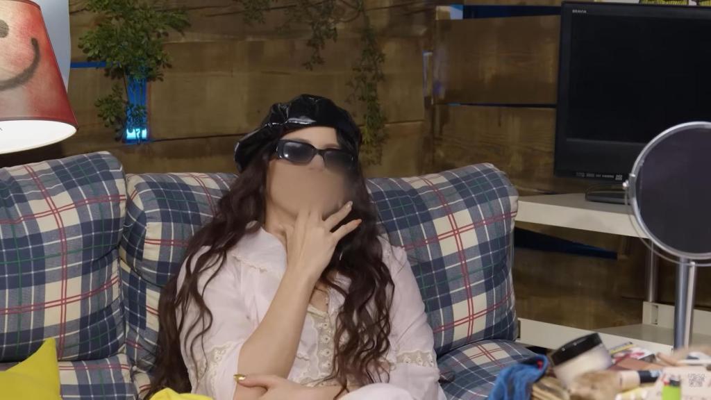 Rosalía fumando en el podcast 'Special People Club'