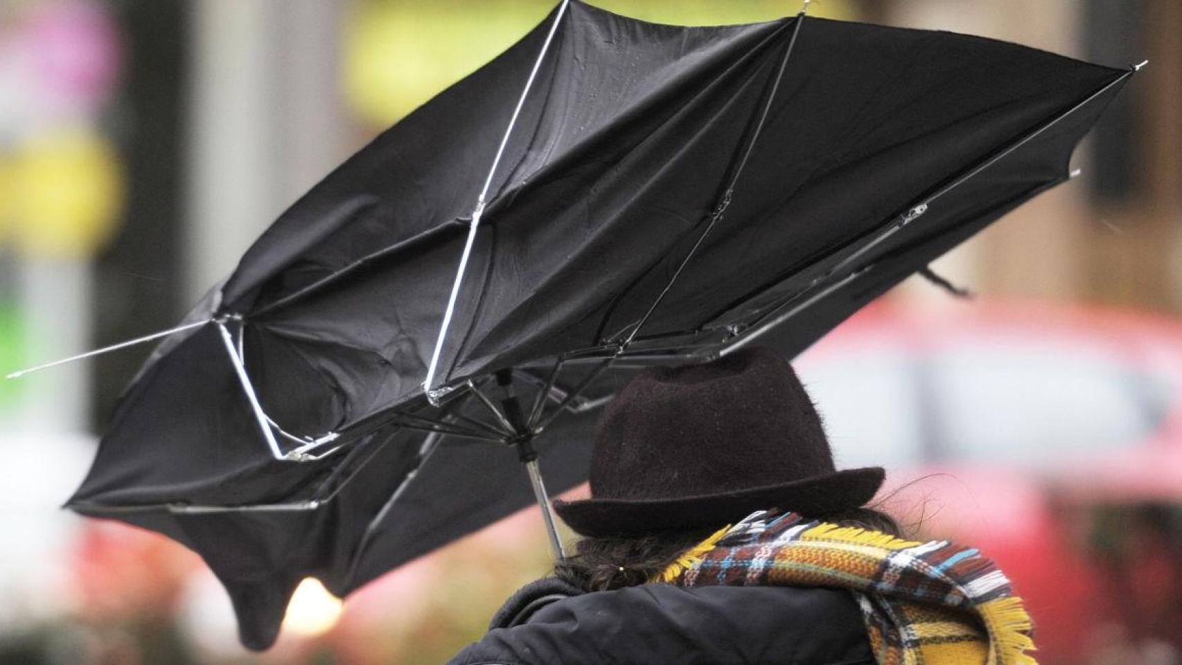 Un paraguas roto por una fuerte racha de viento