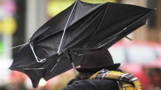 Un paraguas roto por una fuerte racha de viento