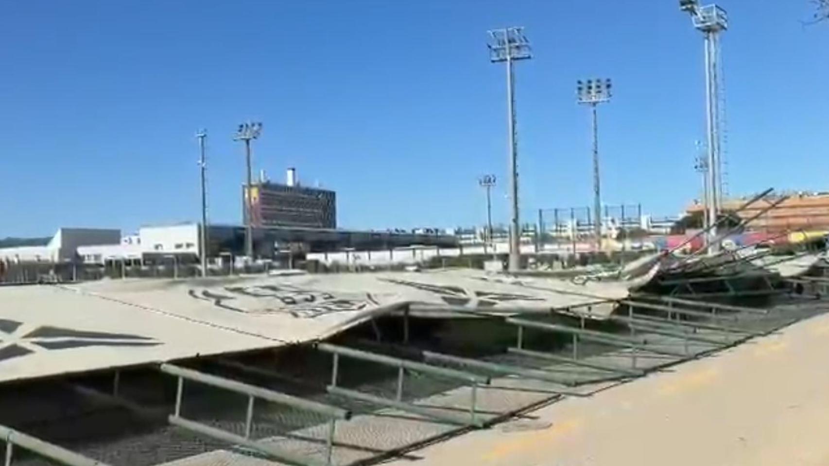 El muro derribado por el viento en la Ciutat Esportiva del Barça