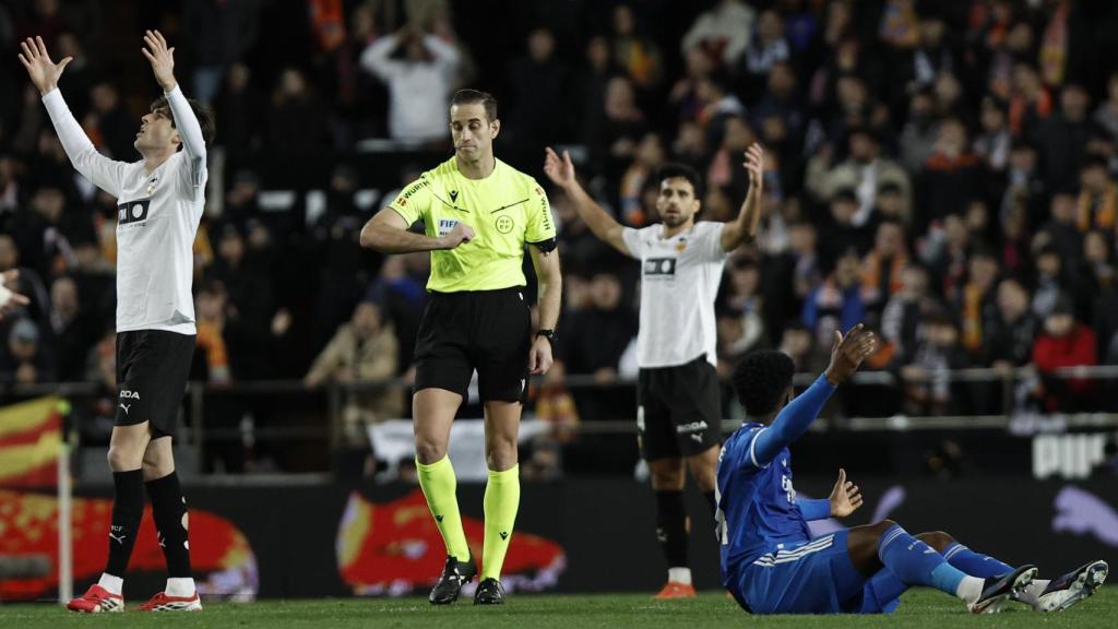 L'àrbitre Javier Alberola Rojas, durant el València-Reial Madrid