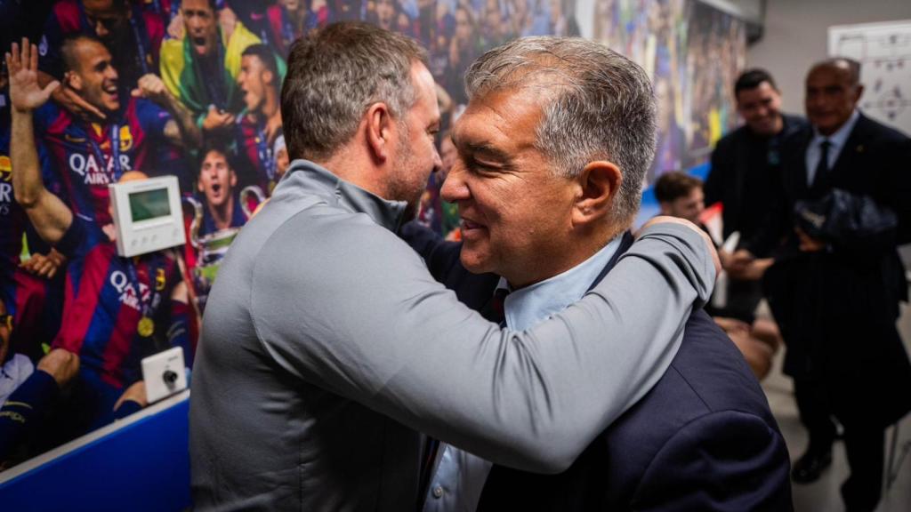 Joan Laporta s’abraça amb Hansi Flick en el seu comiat del Barça després de dimitir