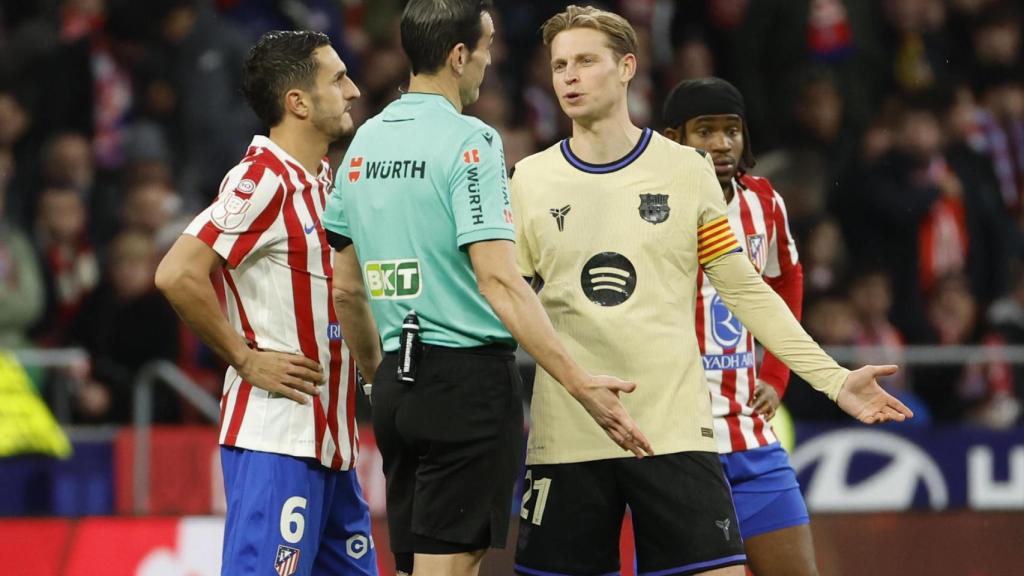 Martínez Munuera dona explicacions a Frenkie de Jong pel gol anul·lat a Cubarsí