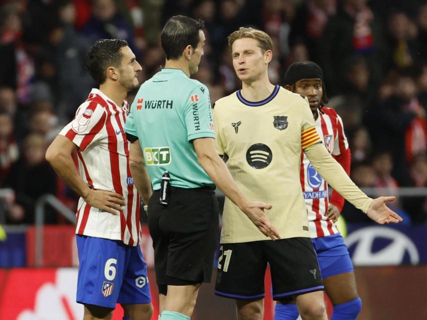 Martínez Munuera dona explicacions a Frenkie de Jong pel gol anul·lat a Cubarsí