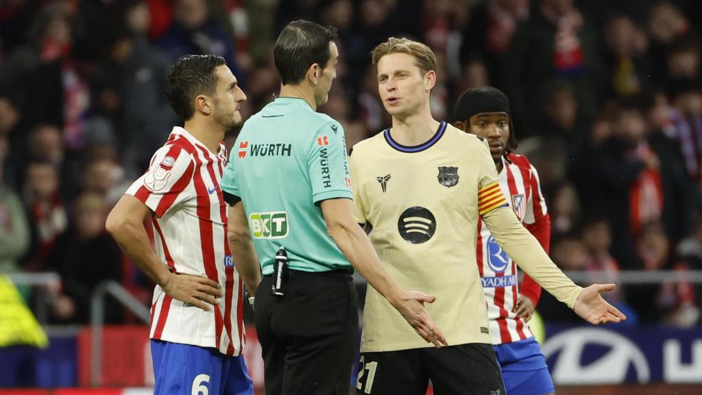 Martínez Munuera dona explicacions a Frenkie de Jong pel gol anul·lat a Cubarsí