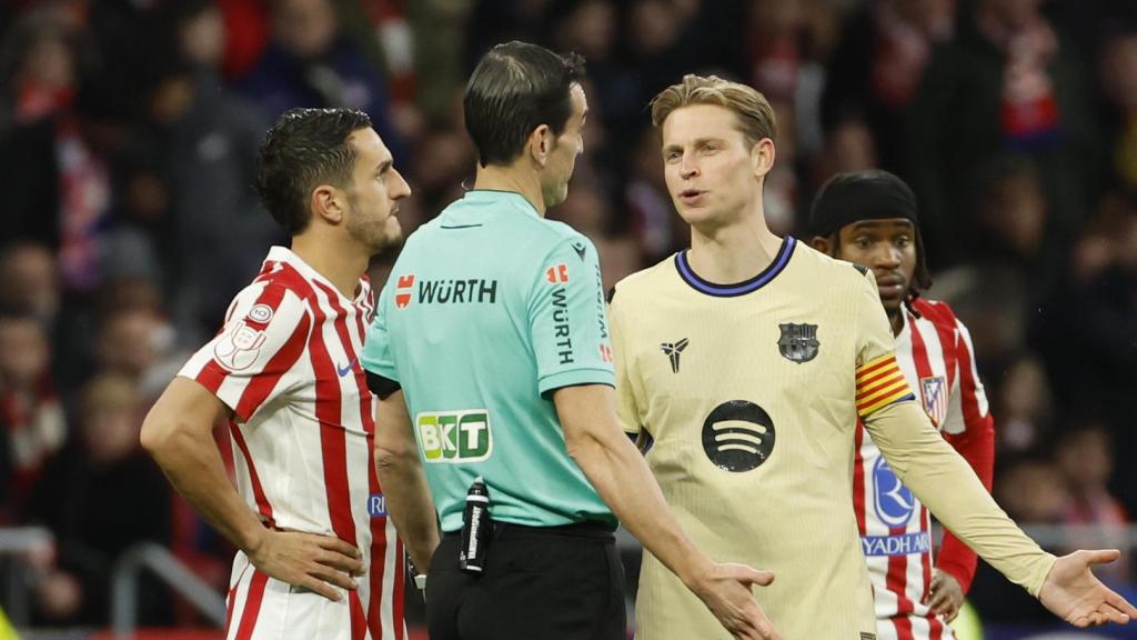 Martínez Munuera dona explicacions a Frenkie de Jong pel gol anul·lat a Cubarsí
