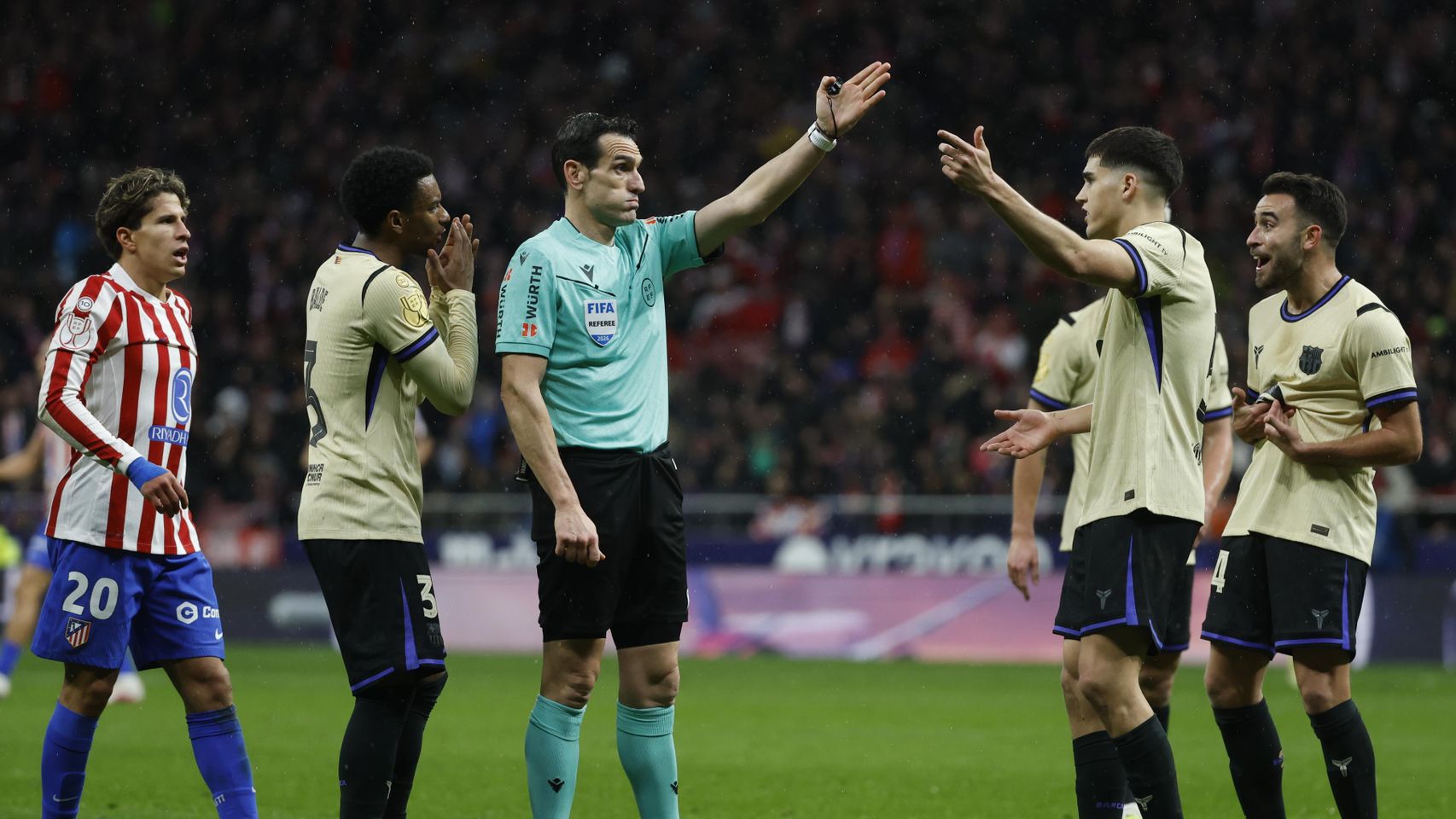 Los jugadores del Barça protestan una falta al árbitro Juan Martínez en el partido contra el Atlético de Madrid