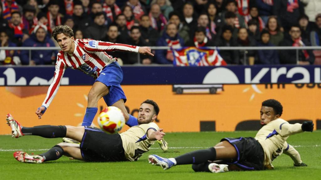 Éric García i Alejandro Balde es llancen a terra a l'Atlètic de Madrid-Barça de la Copa del Rei
