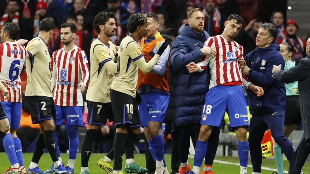 Lamine Yamal s'enganxa amb Marc Pubill a l'Atlético de Madrid-Barça de Copa del Rei