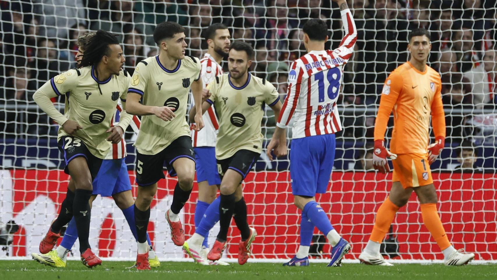 Pau Cubarsí celebra su gol en el Atlético de Madrid-Barça antes de la revisión del VAR